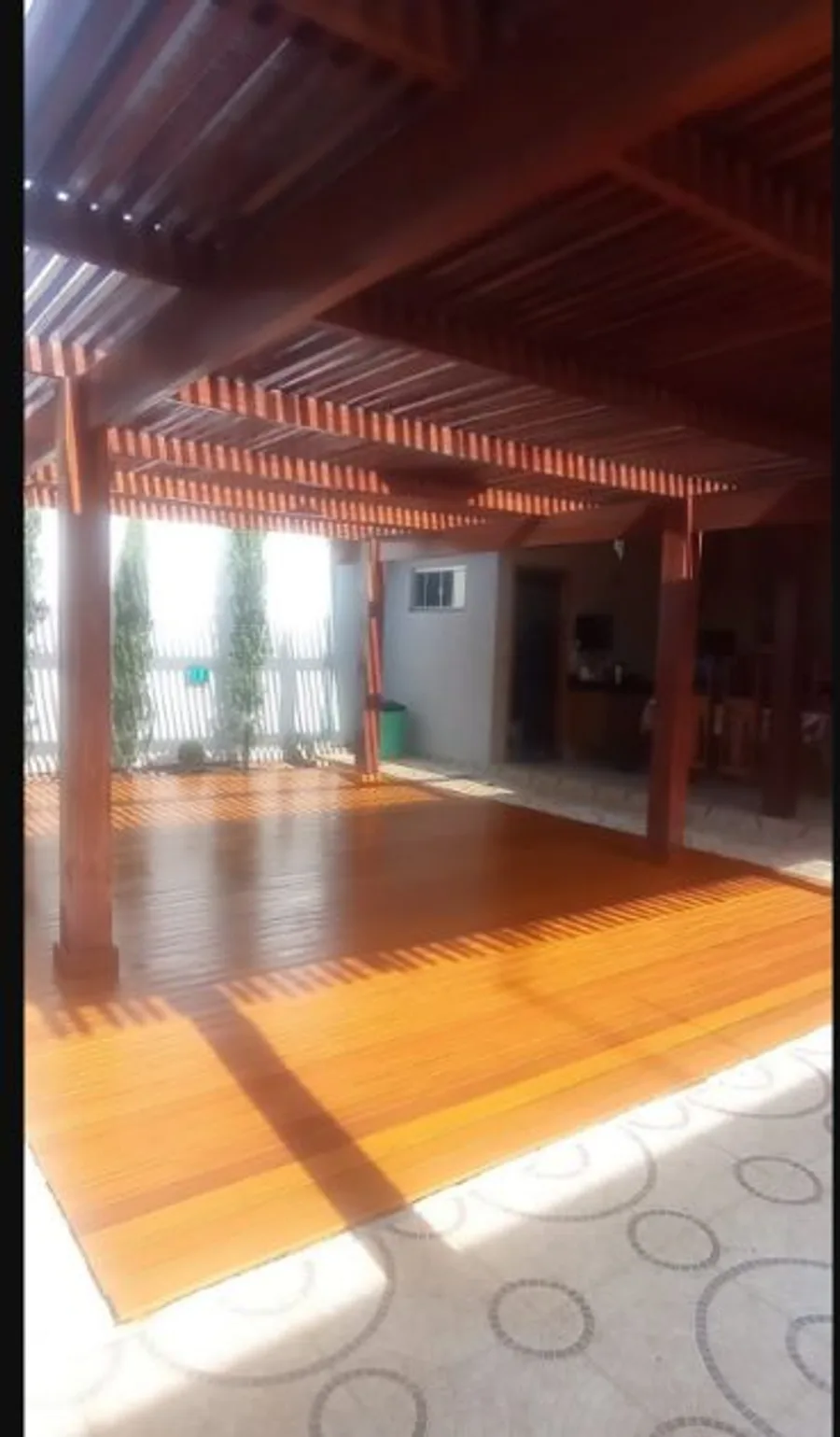 Detalhe de deck e pergolado em madeira